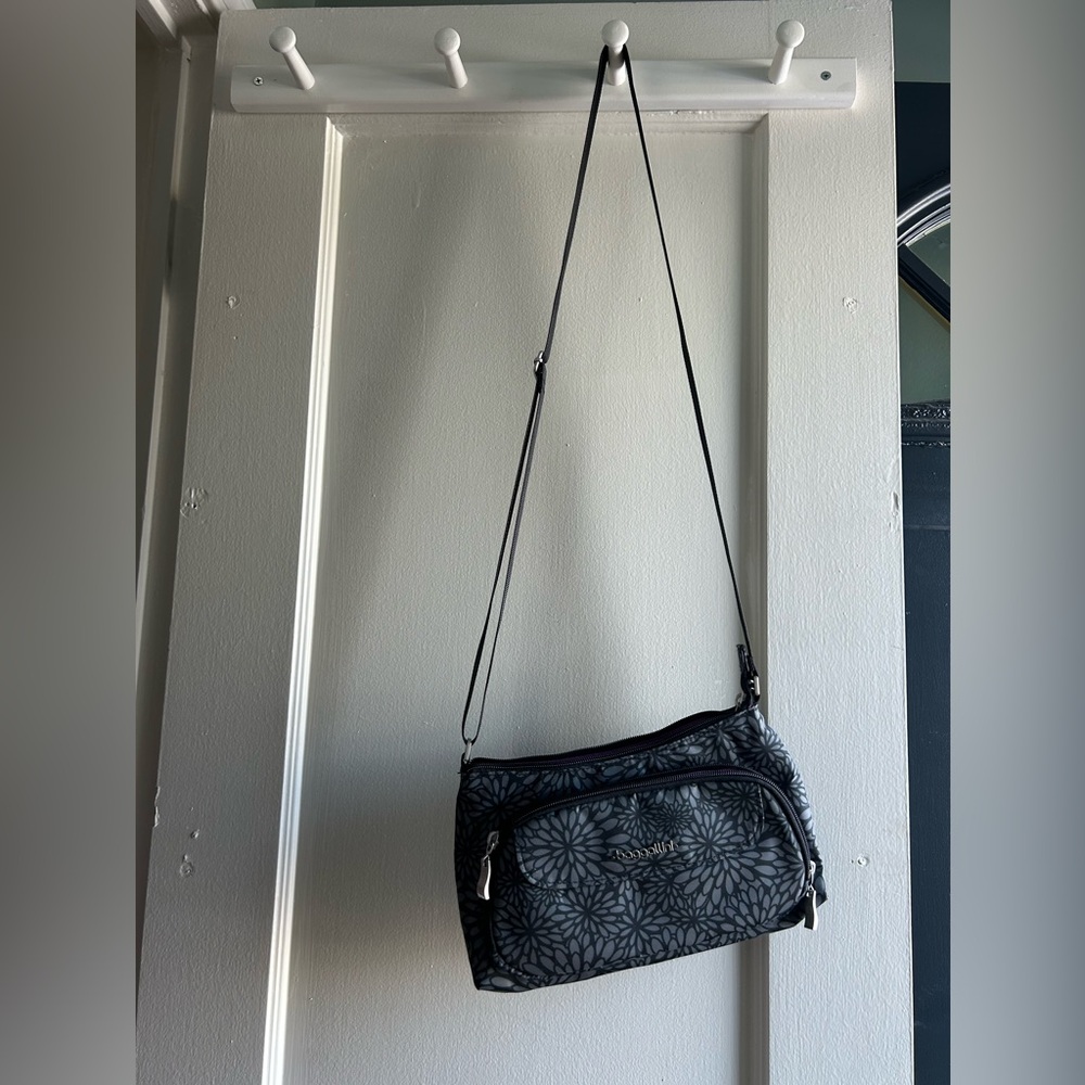 black and grey floral baggillini